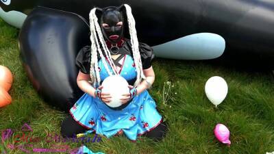 Miss Maskerade Rubber Doll Playing And Pop Balloon - Looner Fetish In Full Latex 02 - hclips.com