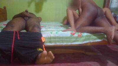 Sri Lanka Cuckold Husband - Threesome හස්බන්ඩ් සහ යාලුවා එකතු වී බිරිඳට සැප දෙනවා - hclips.com