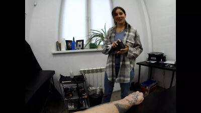Real Sex with a tattoo artist! She fucks with clients! - sunporno.com - Russia