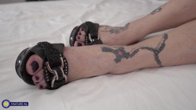 Belinda The Foot Fetish Cougar Loves To Play With Her Sexy Feet - hotmovs.com