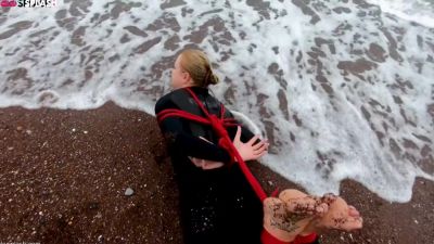 Lucy Lauren In A Wetsuit - Rope Bondage Escape Challenge On The Beach - upornia.com