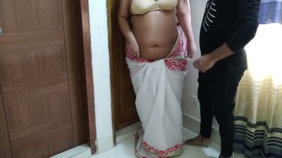 Indian neighbor strips her sari for a selfie before taking him to bed - yesvids.com - India