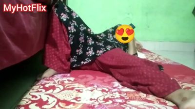 Passionate hotwife takes creampie from her partner on a floral bed - yesvids.com