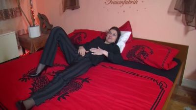 Brunette stripper in black stockings deep-throats her client in a private session - yesvids.com